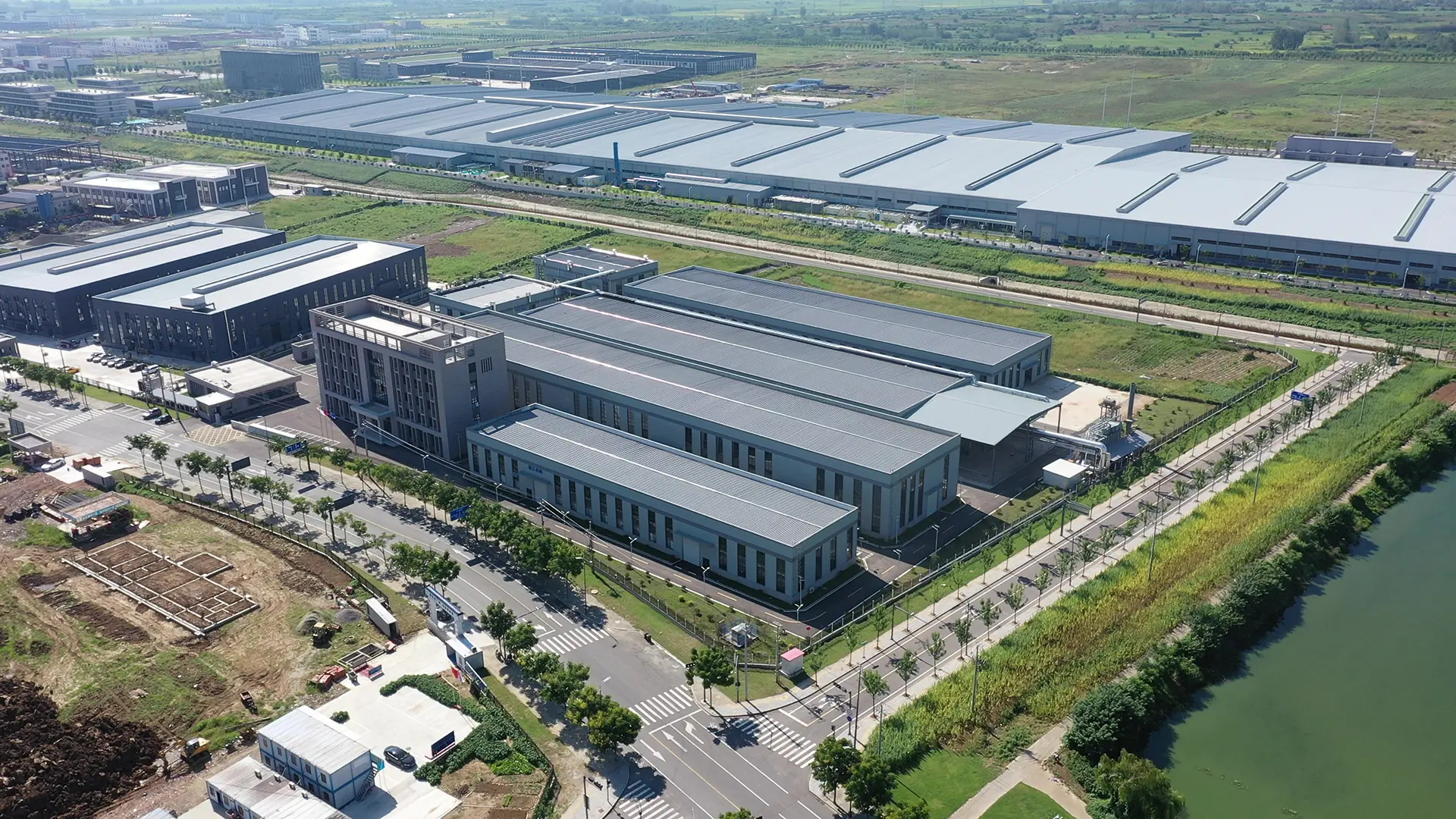 PENYELESAIAN PELEKAT LANJUTAN <br>UNTUK INDUSTRI GLOBAL